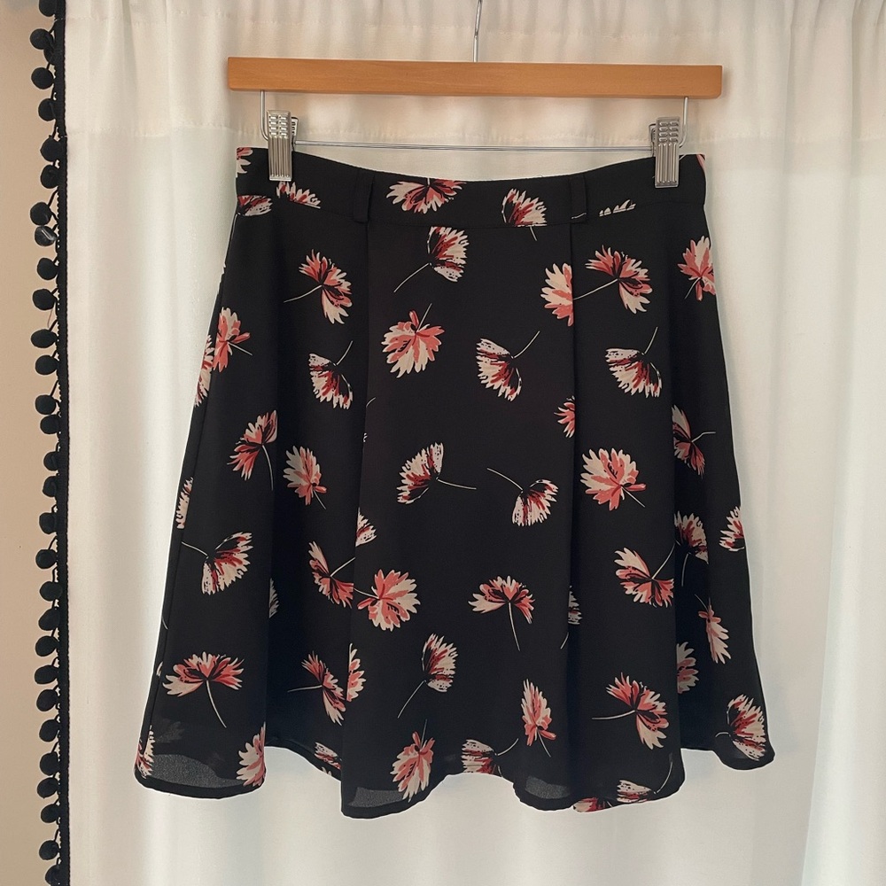Dynamite floral skirt women’s S small flowers black pink skater skirt